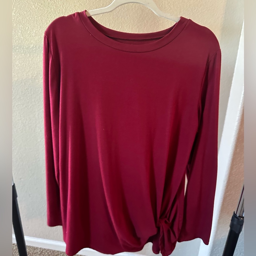 Long sleeve burgundy woman’s XL Oyanus brand top in great condition like new